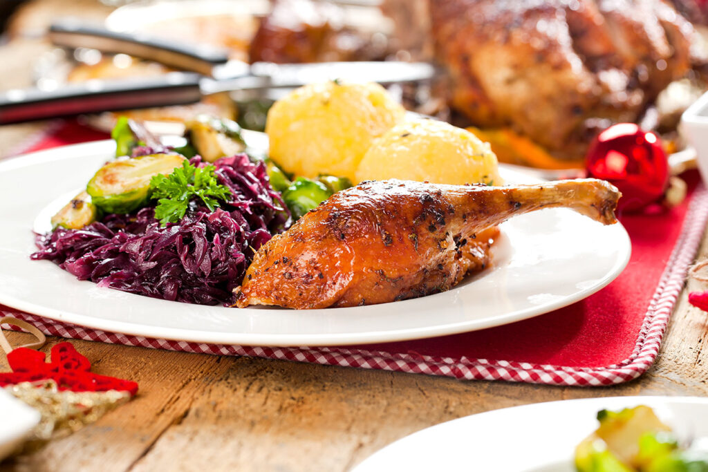 Weihnachtsent mit Klößen und Rotkraut