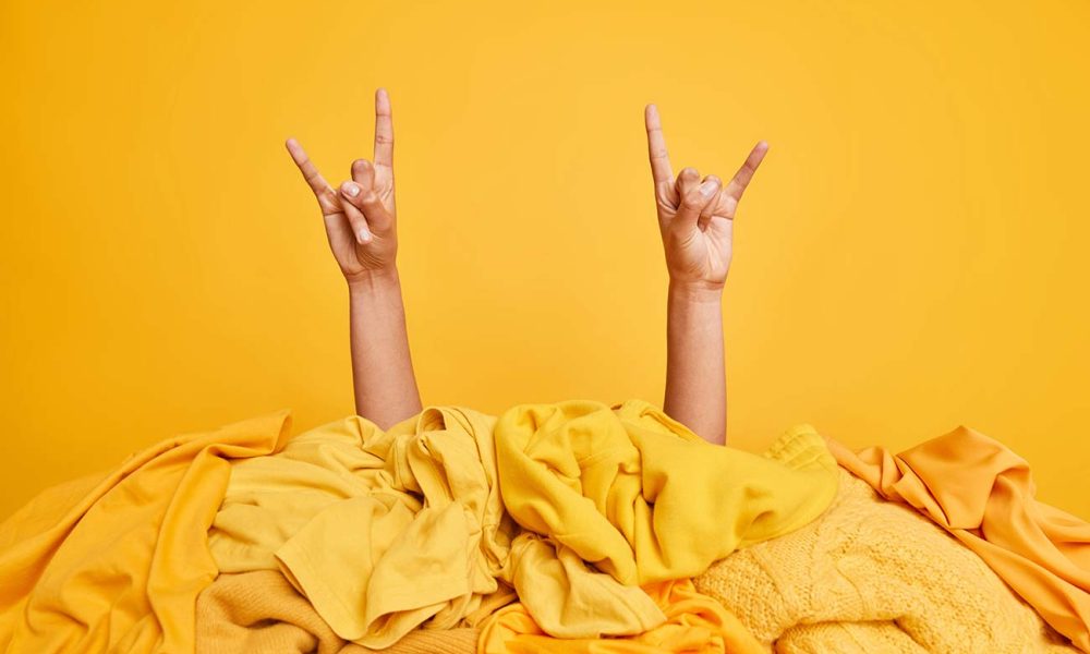 gelber stoff und haende
