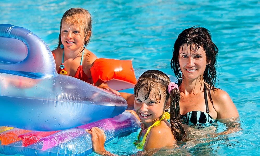 Familie badet