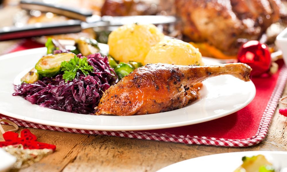 Weihnachtsent mit Klößen und Rotkraut